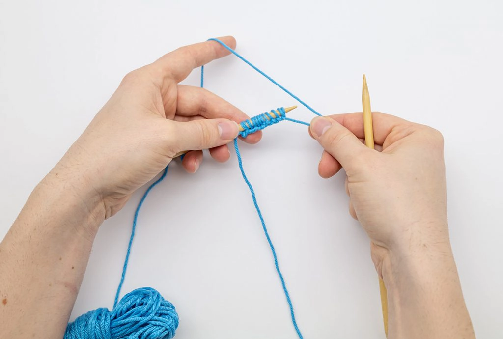 how do you cast on in knitting for beginners